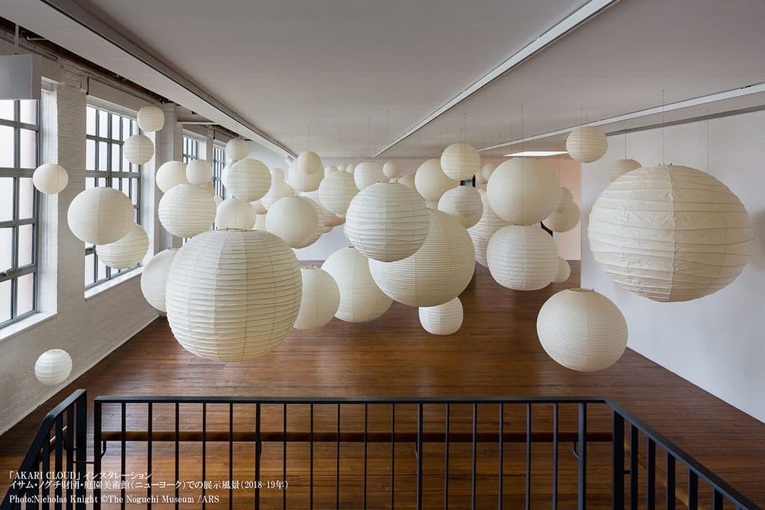《AKARI CLOUD》インスタレーション。イサム・ノグチ財団・庭園美術館（ニューヨーク）での展示風景（2018〜19年）。photo_Nicholas Knight ©The Noguchi Museum /ARS 