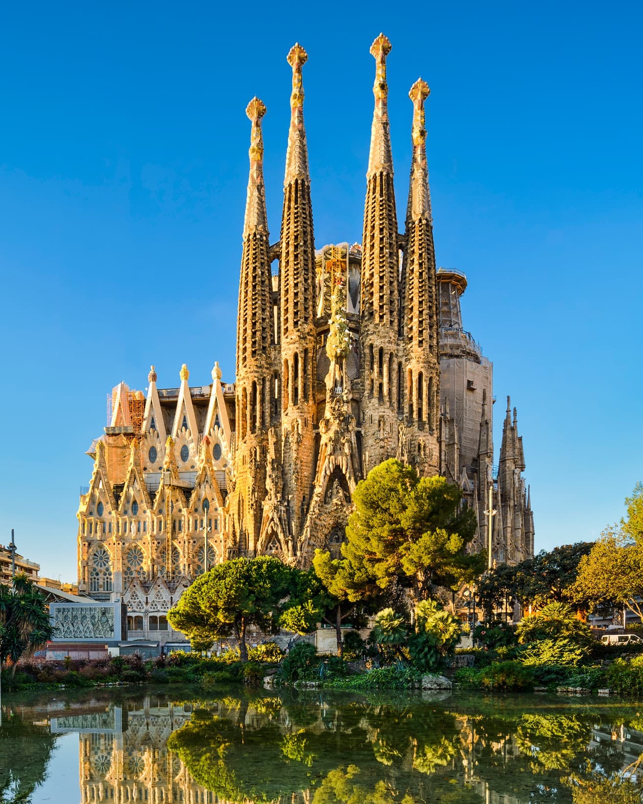 アントニ・ガウディの未完の傑作〈サグラダ・ファミリア聖堂〉。　写真：mauritius images/アフロ