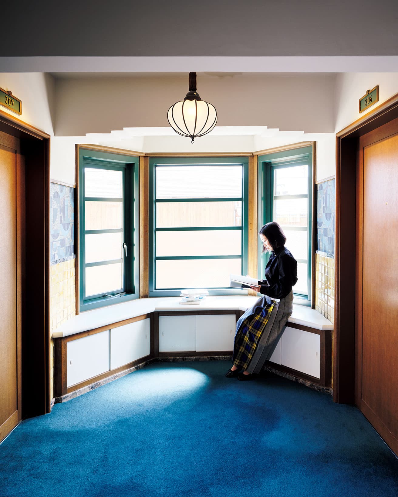 創業者である山内家の住居だったハート棟。階段ホールに残された出窓にて。