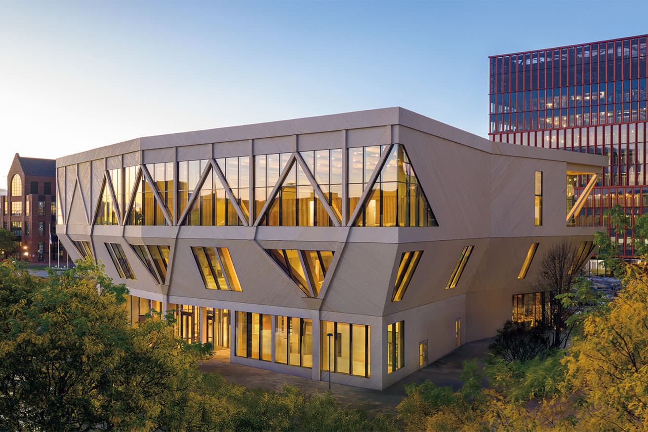 太陽光発電システムを利用している。