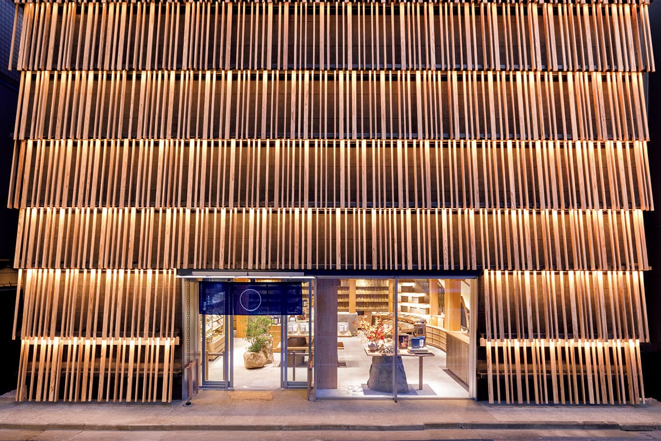 杉格子の庇を重ねた温かみのある外観。