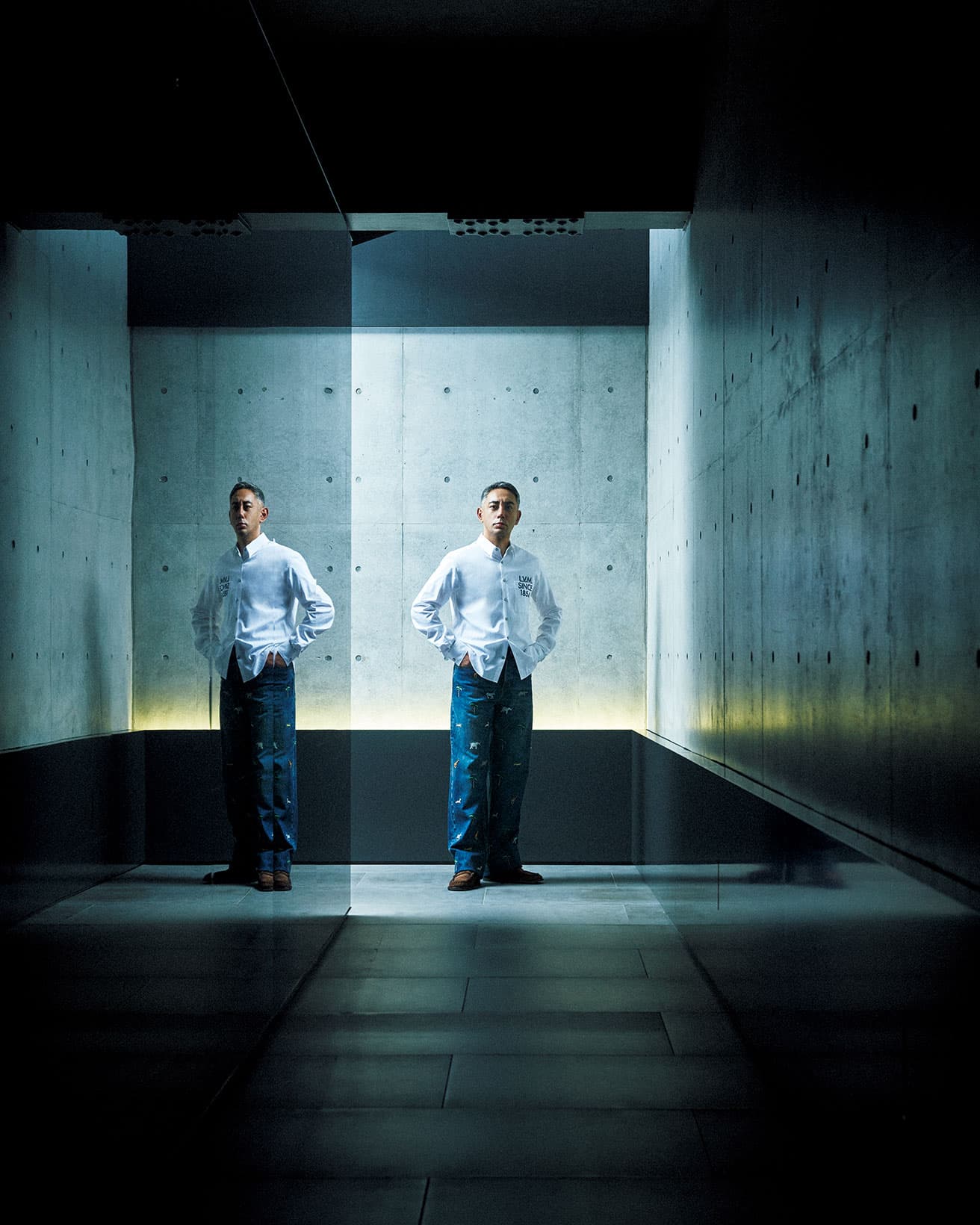 コンクリート打ち放しと黒大理石の壁に挟まれた細長いエントランスが、日常の喧騒から静謐なアート空間へといざなう。