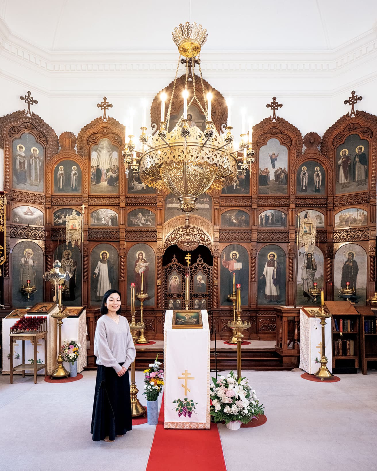 聖堂内のイコノスタス（聖障）の前にて。