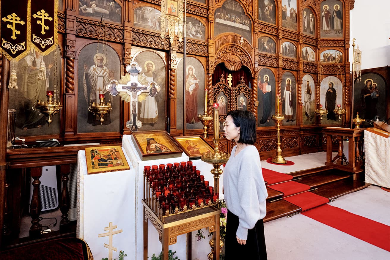 聖堂内は至聖所、聖所、啓蒙所の3区画からなり、伝統的な正教会の特徴が見られる。イコン画家、山下りんが手がけたイコンは、聖堂の内壁を囲むように13枚が掲示されている。