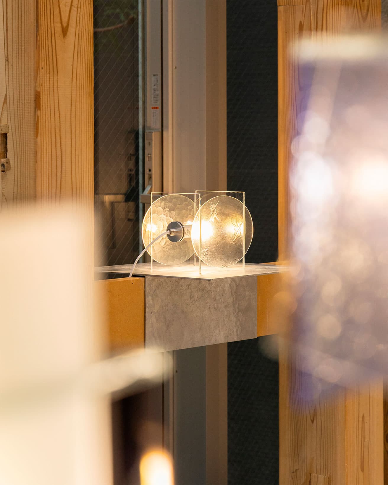 幾何学を組み合わせた現代的な形状と、ガラスのレトロなエッチングがコントラストを生む。