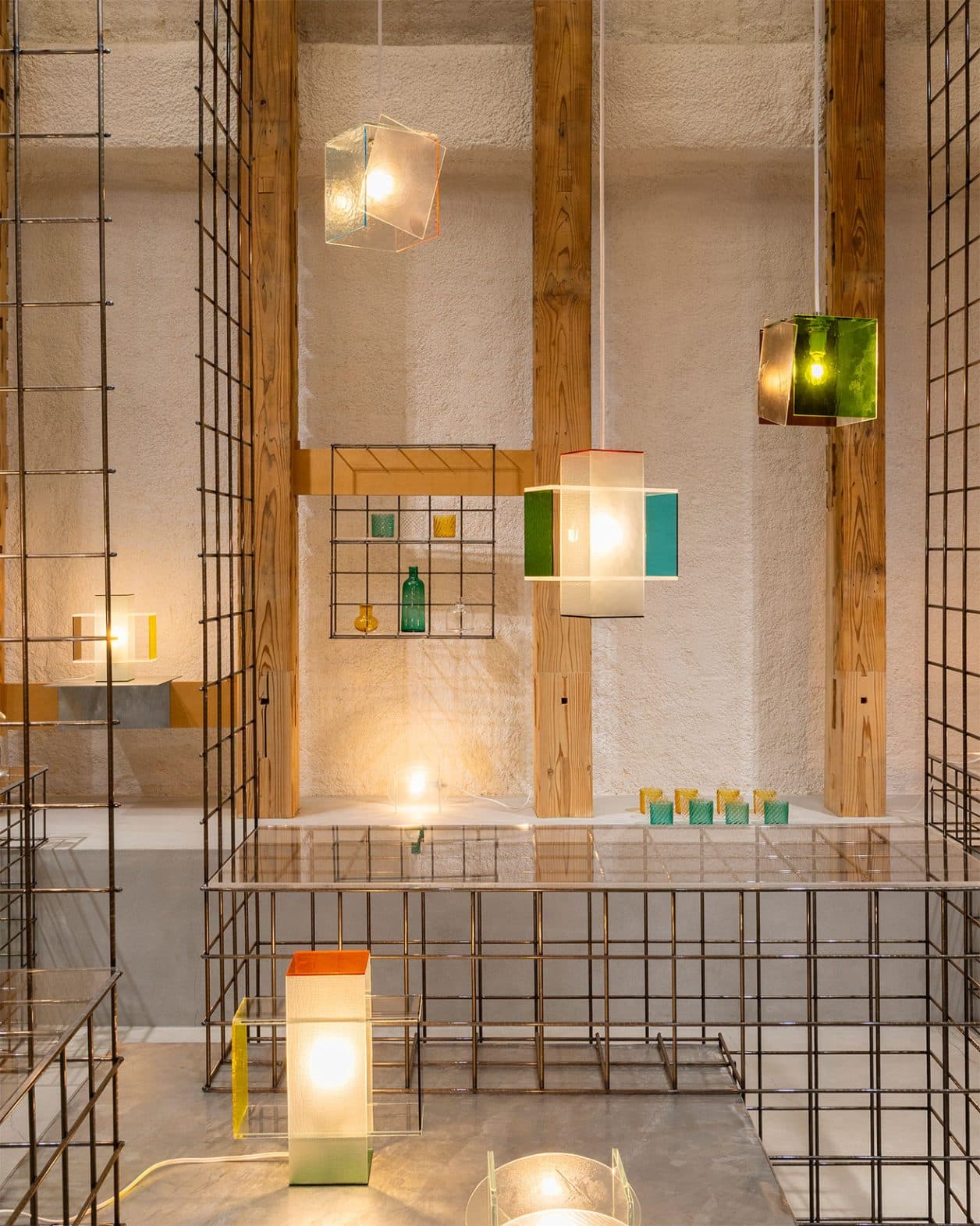 T-HOUSE New Balanceで〈TOUMEI〉が手がけたガラスの照明が展示＆発売されています。