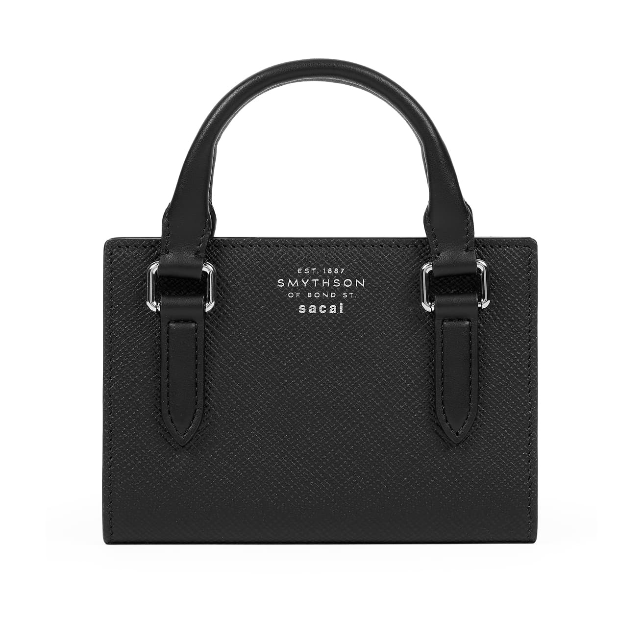 ブラックのパナマレザーに構築的なハンドルをあしらった〈Smythson X sacai〉チェルシーノートブック。CHELSEA NOTEBOOK 75,000円。 2026年2月13日発売。