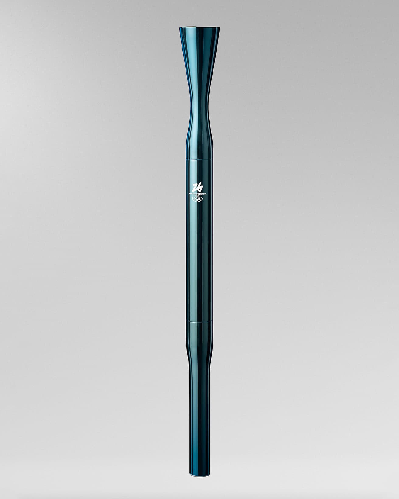 オリンピック用のShades of Sky（空の色）。重さは燃料カートリッジを除いて1,060g、長さは89cm。