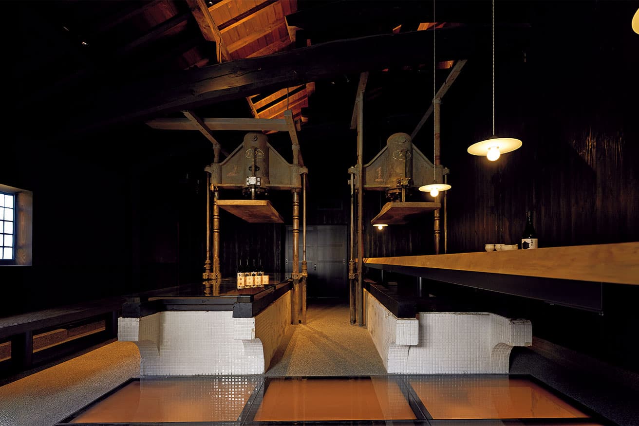 伝統的な技法で酒造りを行っていた設備を再活用したスタンディングバーでは、日本酒の飲み比べが楽しめる。酒蔵限定酒を味わうことも可能。