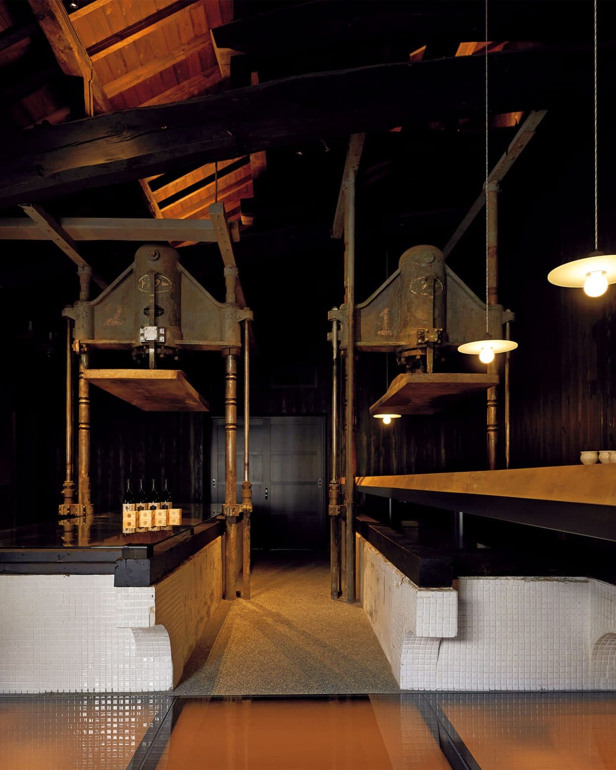 福岡宗像の創業300年の老舗酒蔵。茅葺きの建屋が趣あふれる、日本酒を楽しめる施設として再興。