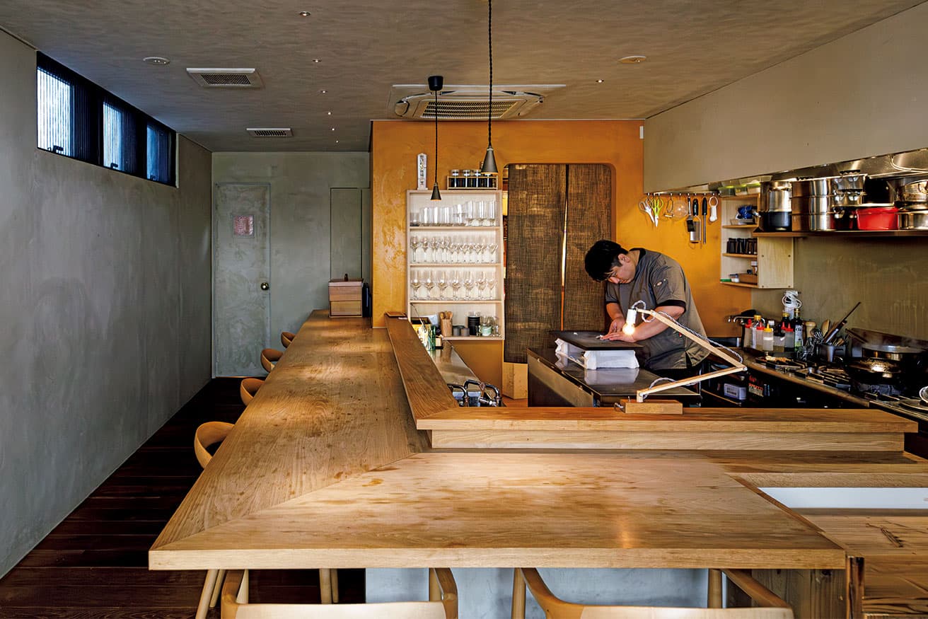 世田谷線の松陰神社前駅から徒歩3分。オープンキッチンのカウンターは6席で、貸し切り可能。予約はFoodies Reserveのオンラインから。