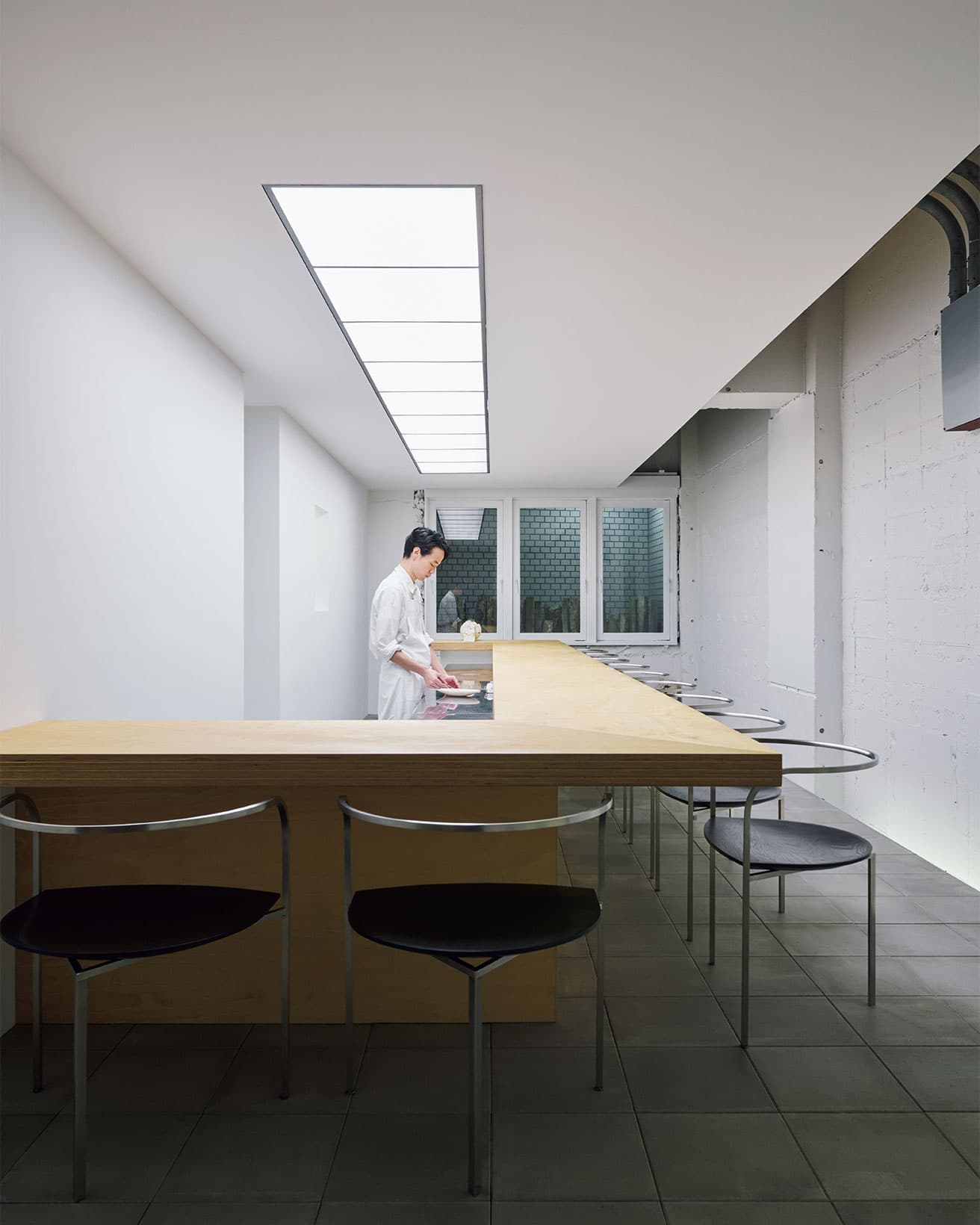 内観。カウンター全10席。