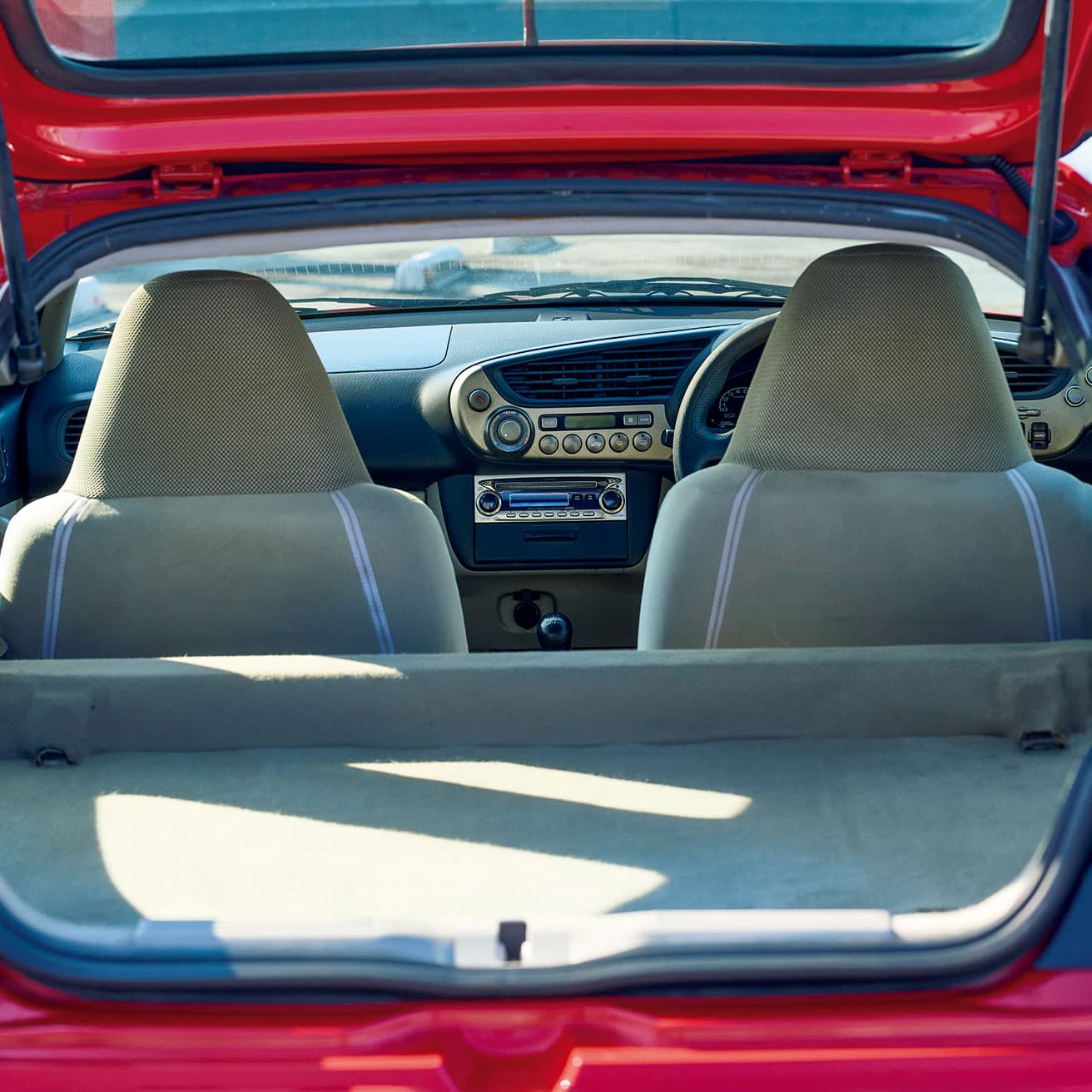 乗車定員は2名。ラゲッジは2人分の旅行なら十分なスペースを確保。荷物が前方に落下しないよう、小さな壁も設ける。