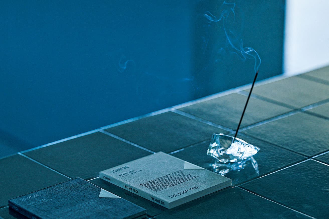 和泉がディレクションする〈THE ROOT 595〉のお香。淡路島〈薫寿堂〉と製作。4種各3,740円～、ホルダー7,700円。