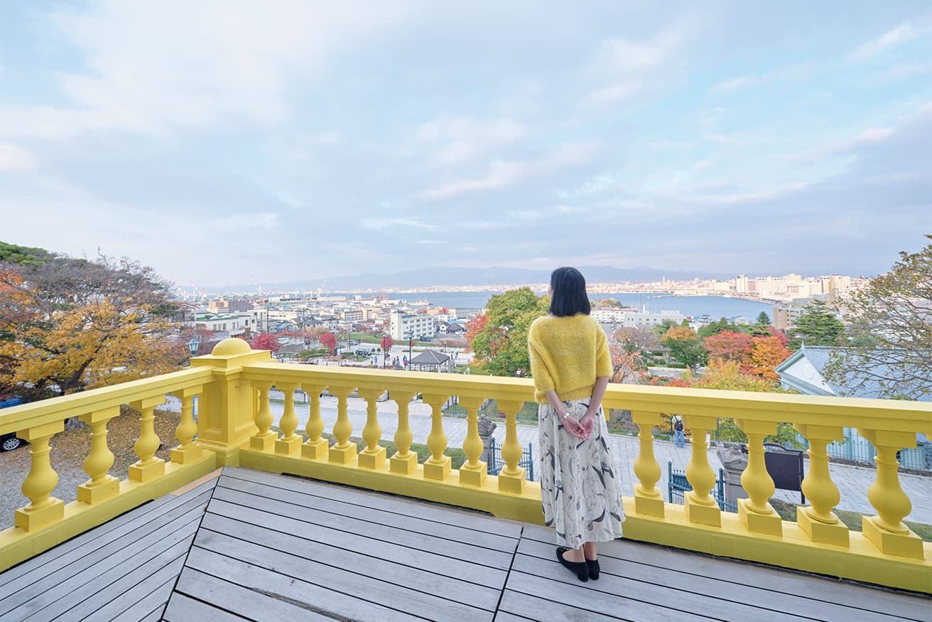 大広間に隣接するバルコニーからは函館港や横津連山が一望できる。