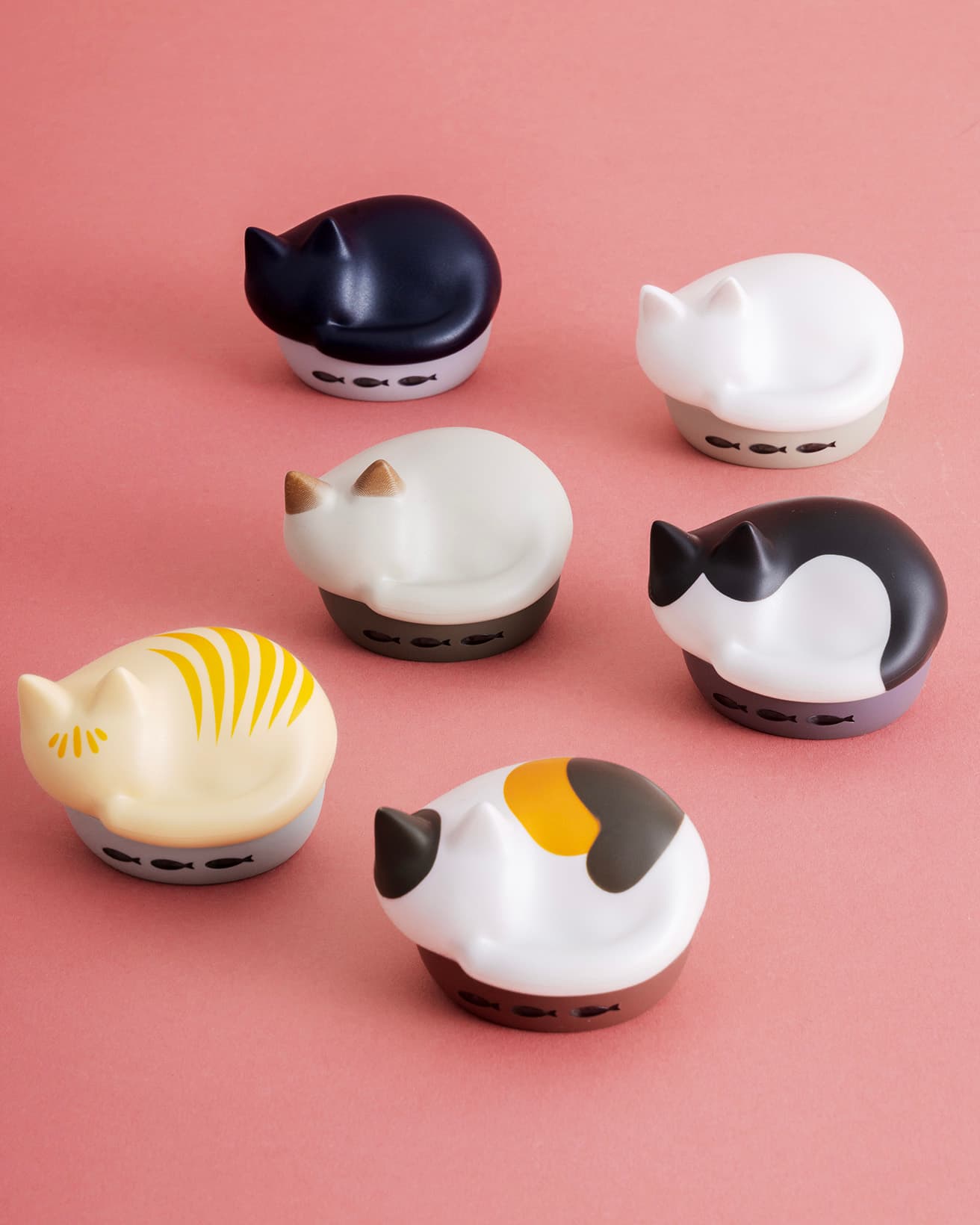 ケースは6種類。「クロ」「ミックス」「シロ」「チャトラ」「ハチワレ」「ミケ」とメジャーな猫ちゃん柄をほぼカバー。おウチのコと似た柄を選べちゃいます☆　オープン価格。