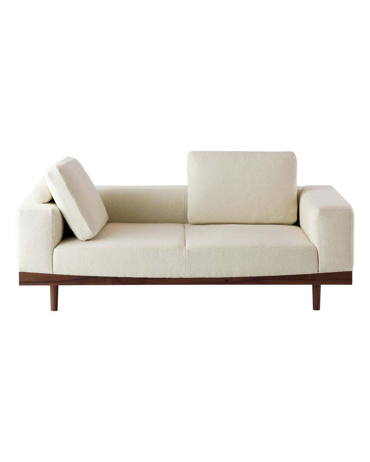 大城健作の新作《TSUKI SOFA》。三日月を想わせる無垢のソファ。