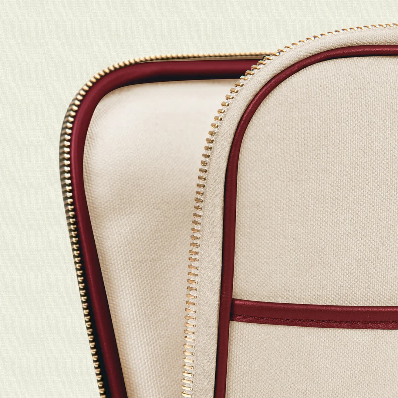 裏まで丁寧にイタリアンレザーでパイピング処理を施している。ゴールドのファスナーもさりげないアクセントだ。