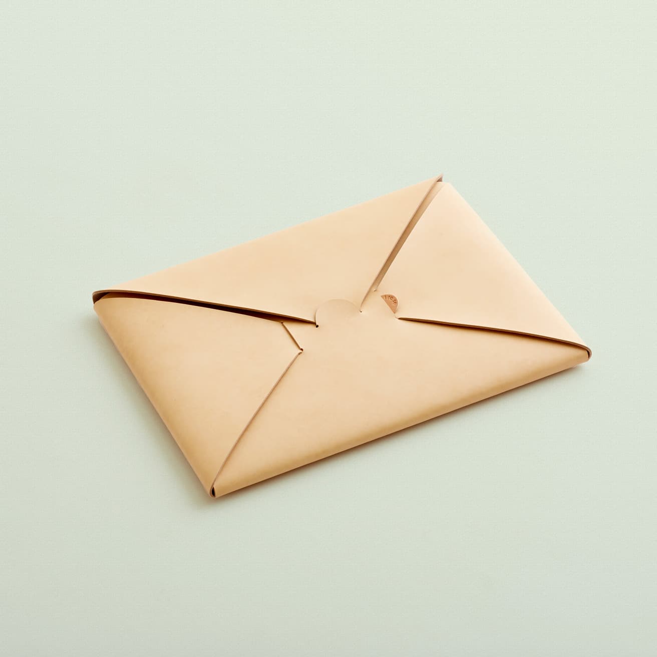 《SEAMLESS CLUTCH BAG-M》13,200円。W34.5cm×H25.5cm×D2.5cm。ヌードとブラックの2種を用意。●株式会社イロセ TEL 03 6659 4046。