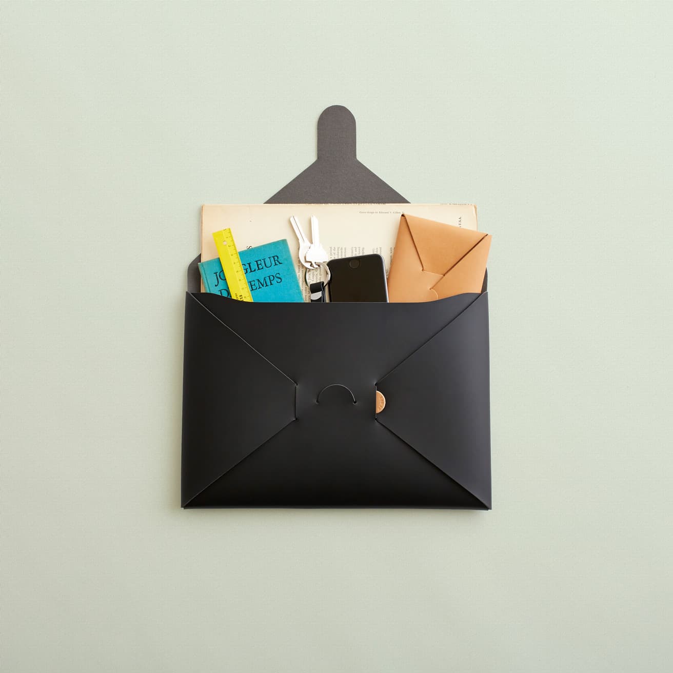 もちろん、ステーショナリーなどの小物入れとして活用できる。〈i ro se〉とブランドネームが刻印されたタブは牛革。