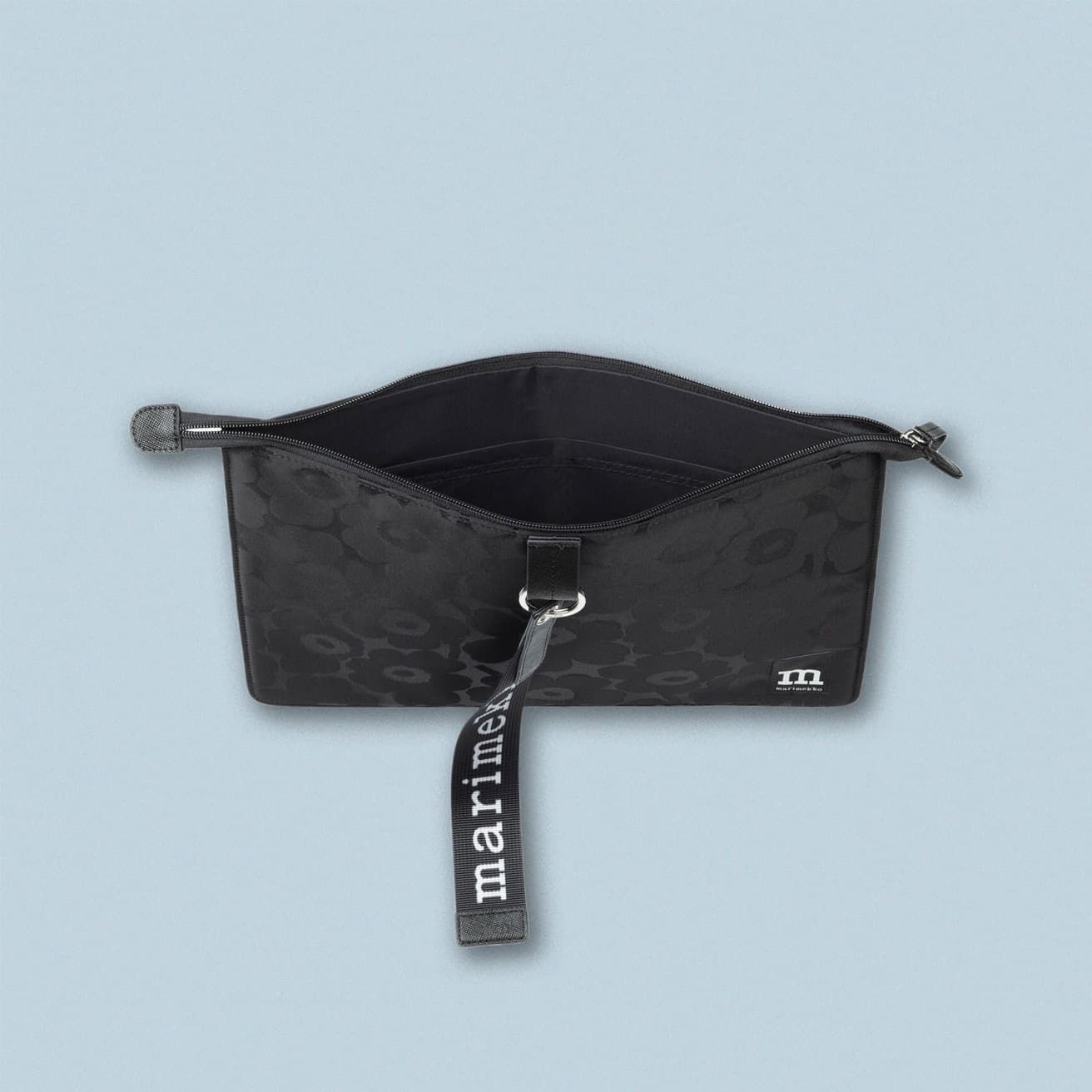 トップがジップで大きく開くため、ラップトップの出し入れも容易に行える。内ポケット付き。