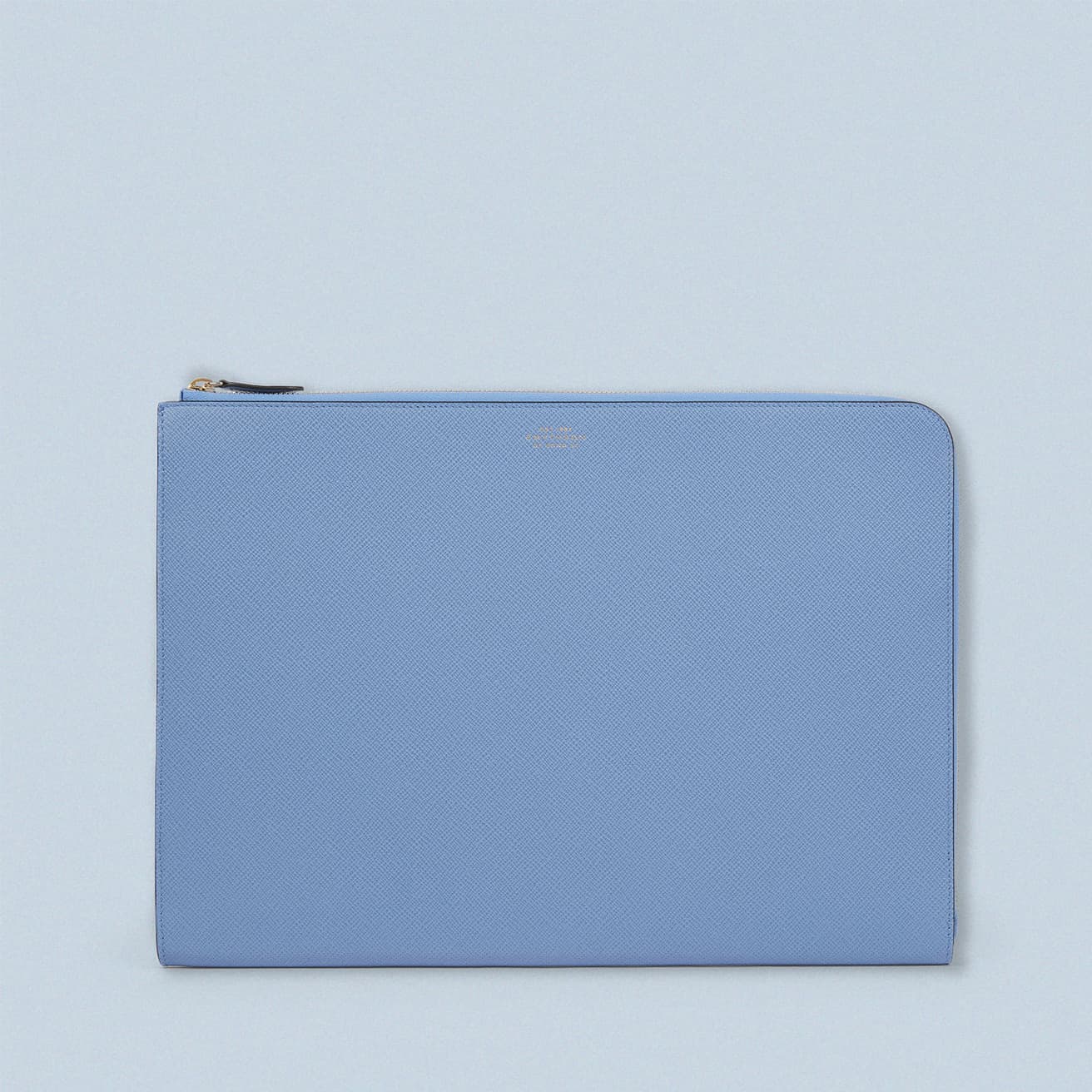 《Panama Small Laptop Case》159,500円。ナイルブルー、ネイビー、フォレストグリーン、ブラックの4色展開。W34.5cm×H25.5cm×D2cm。●ルック 事業本部 TEL 03 6439 1675。