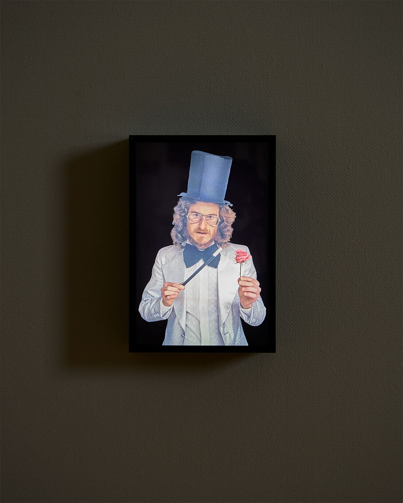 《マジシャン》1979年。アルフレド・ジャーはアーティストになる前、手品師として活動していたことがあった。アートや彼のモチーフの一つである政治は、ときにマジックのように人々の思考に入り込む。