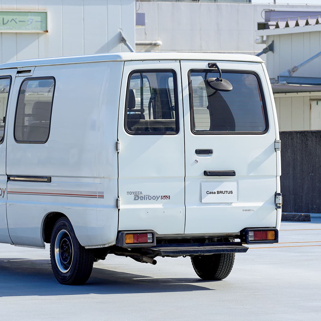 非対称の観音開き式後部ドアは、使い勝手に優れる。低い位置にある尾灯も特徴。