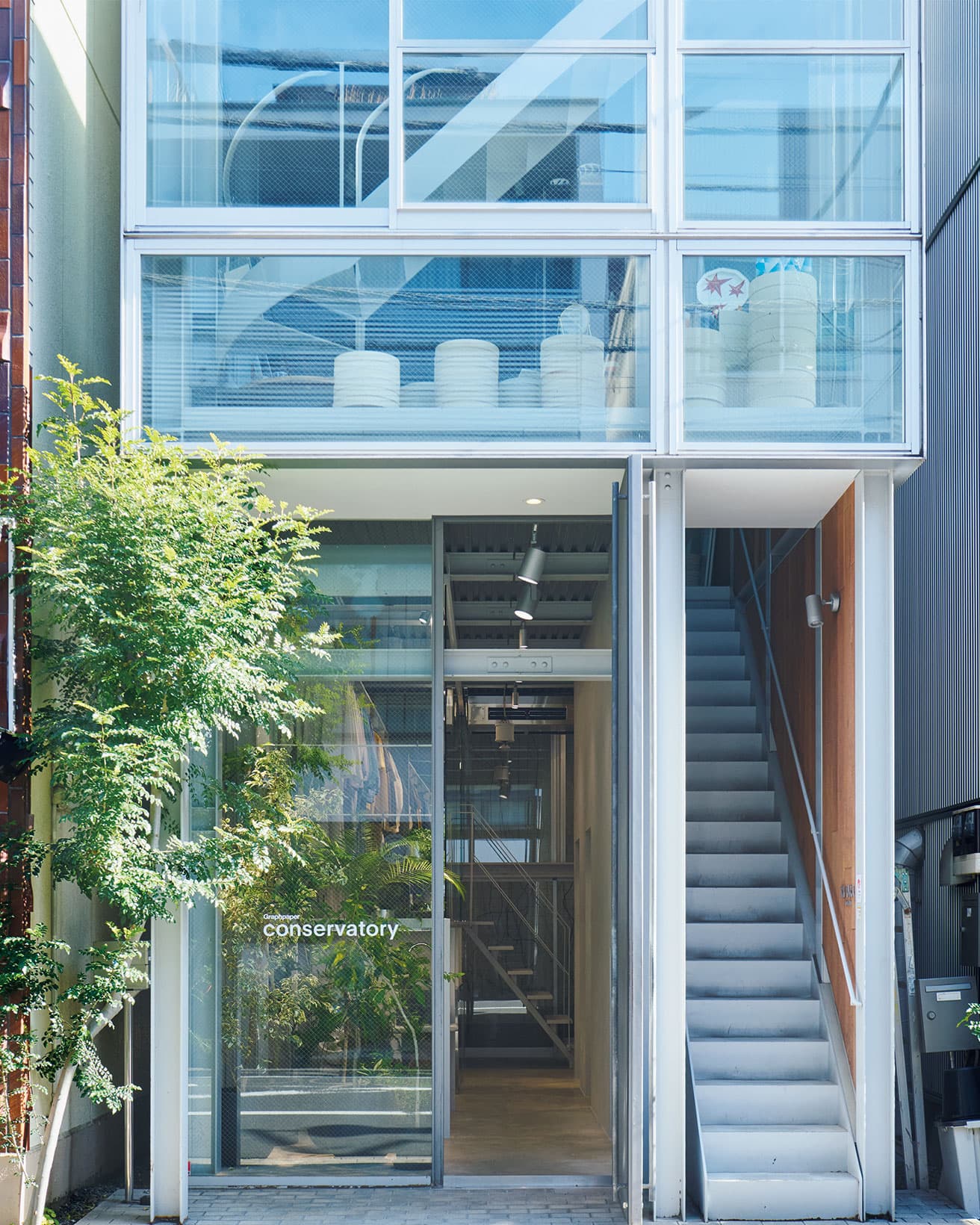 大きな扉の中は2フロアに分かれている。