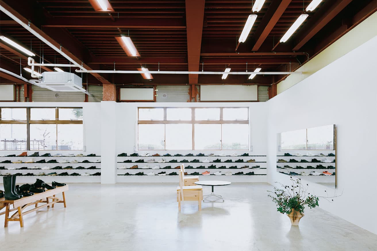 ショップの壁一面に広がる約22mの什器には、幅広いラインナップがずらり。