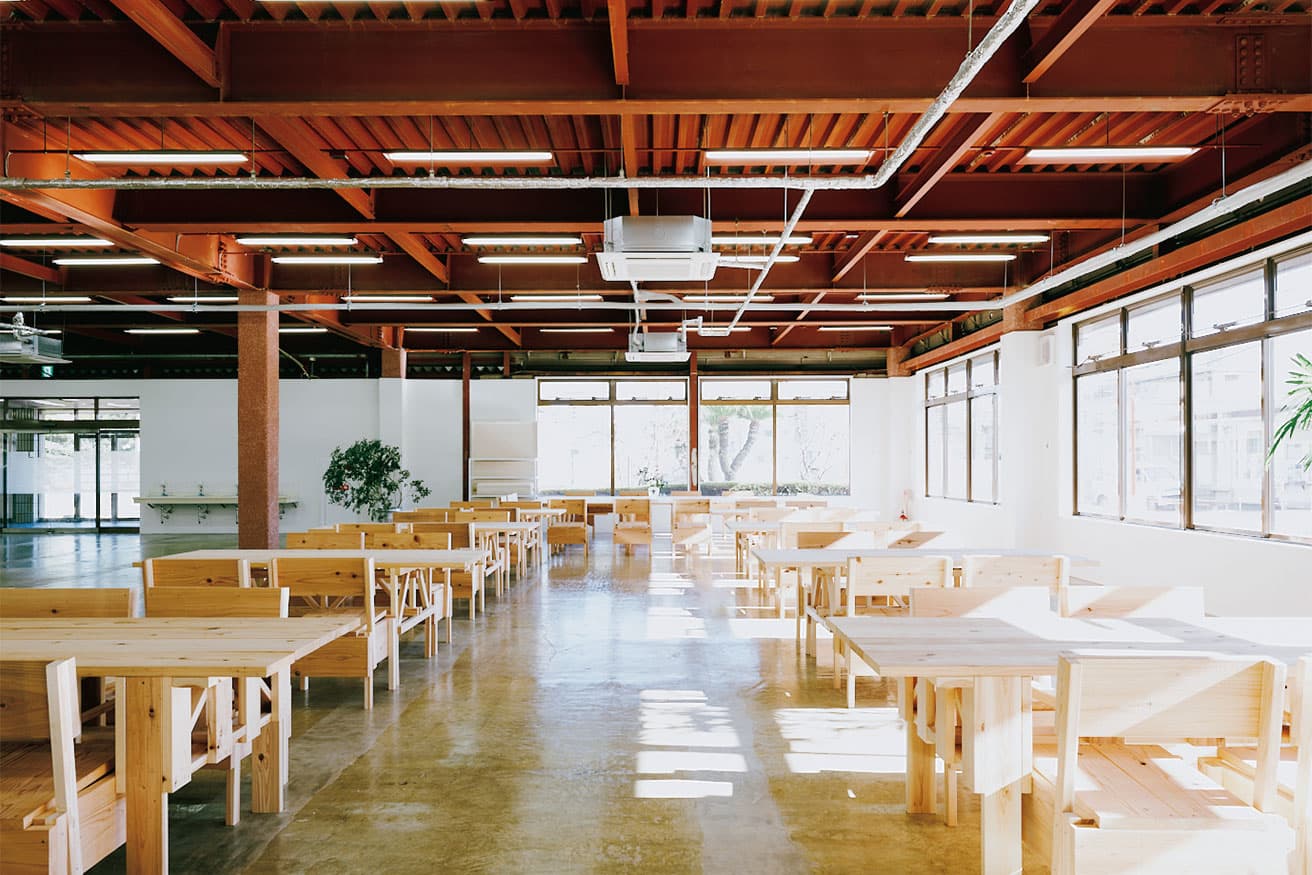 フリースペース。椅子と机は、社員自らがDIY！