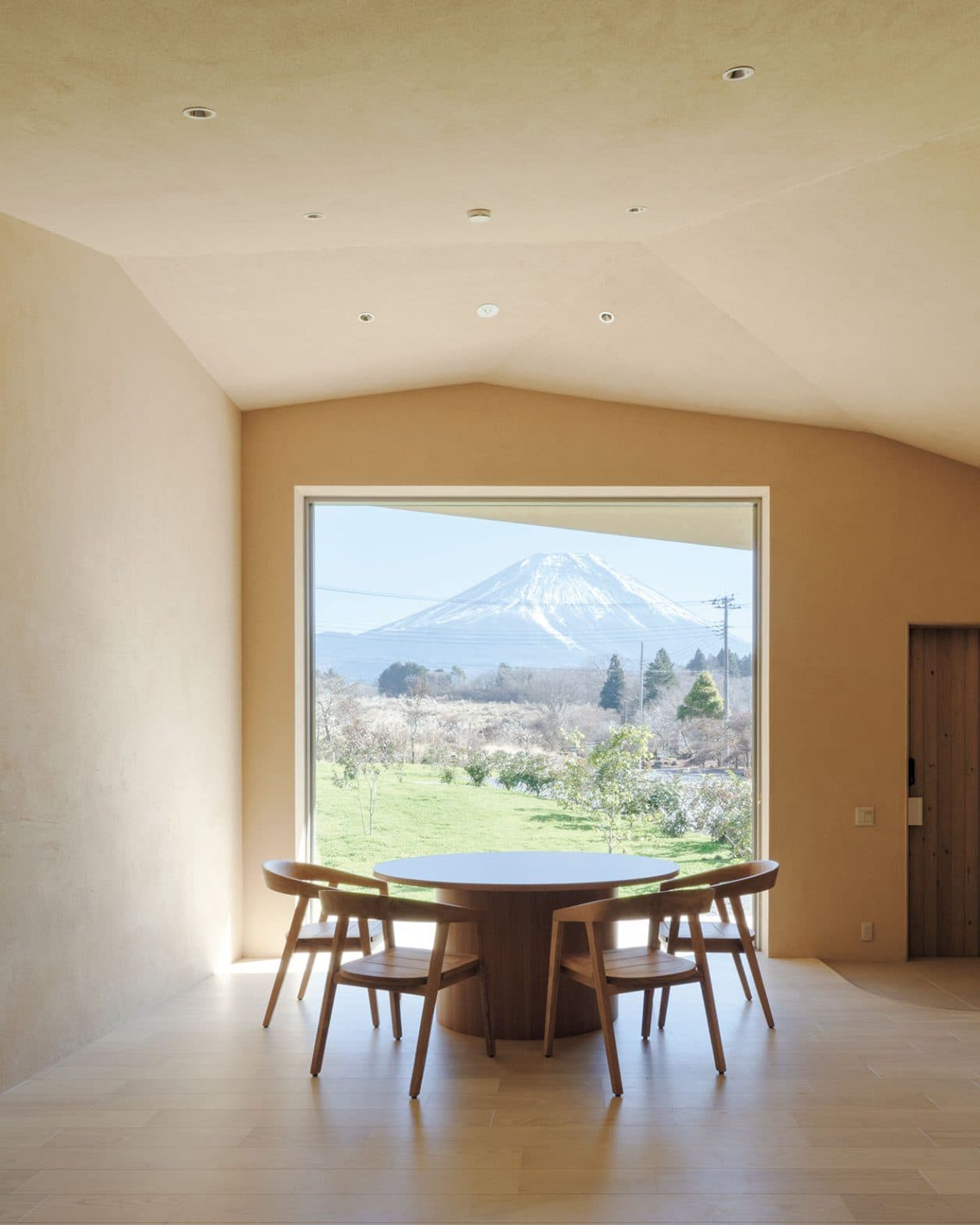 富士山の麓に誕生！ 久保都島建築設計事務所が手がけたデザインのいい、絶景宿。