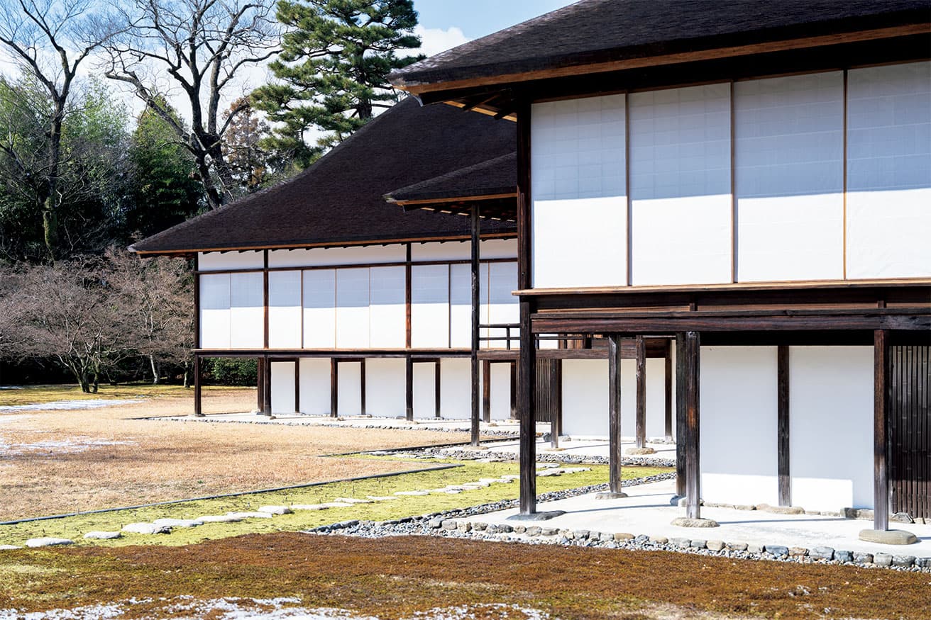 中書院東の庭から楽器の間と新御殿を見る。