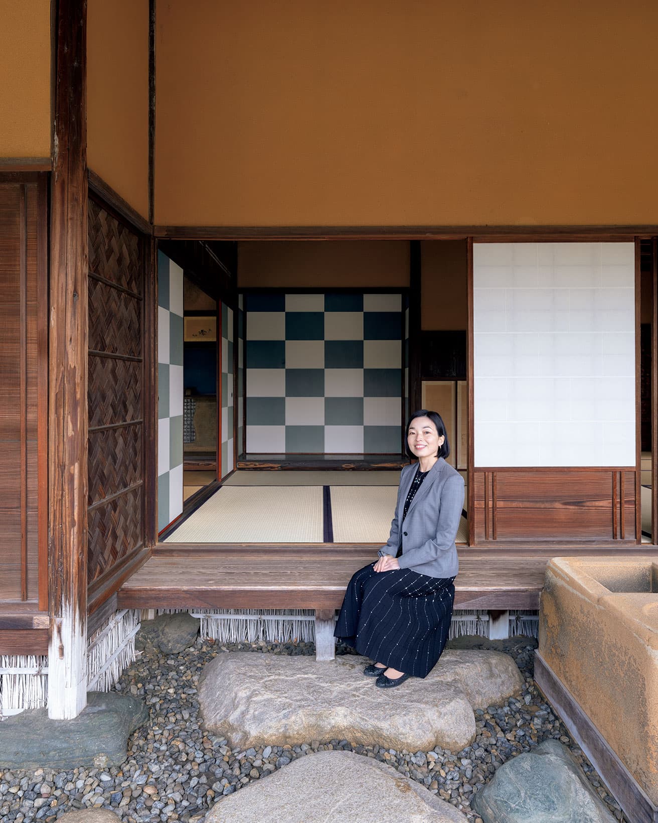 松琴亭　冬の茶室として知られ、桂離宮で最も格の高い茅葺き入母屋造りの茶亭。北側土廂には竈構えがある。なんといっても特徴的な意匠は一の間の床や襖に見られる、青と白の市松（石畳）模様。大胆で斬新なデザインで名高い。