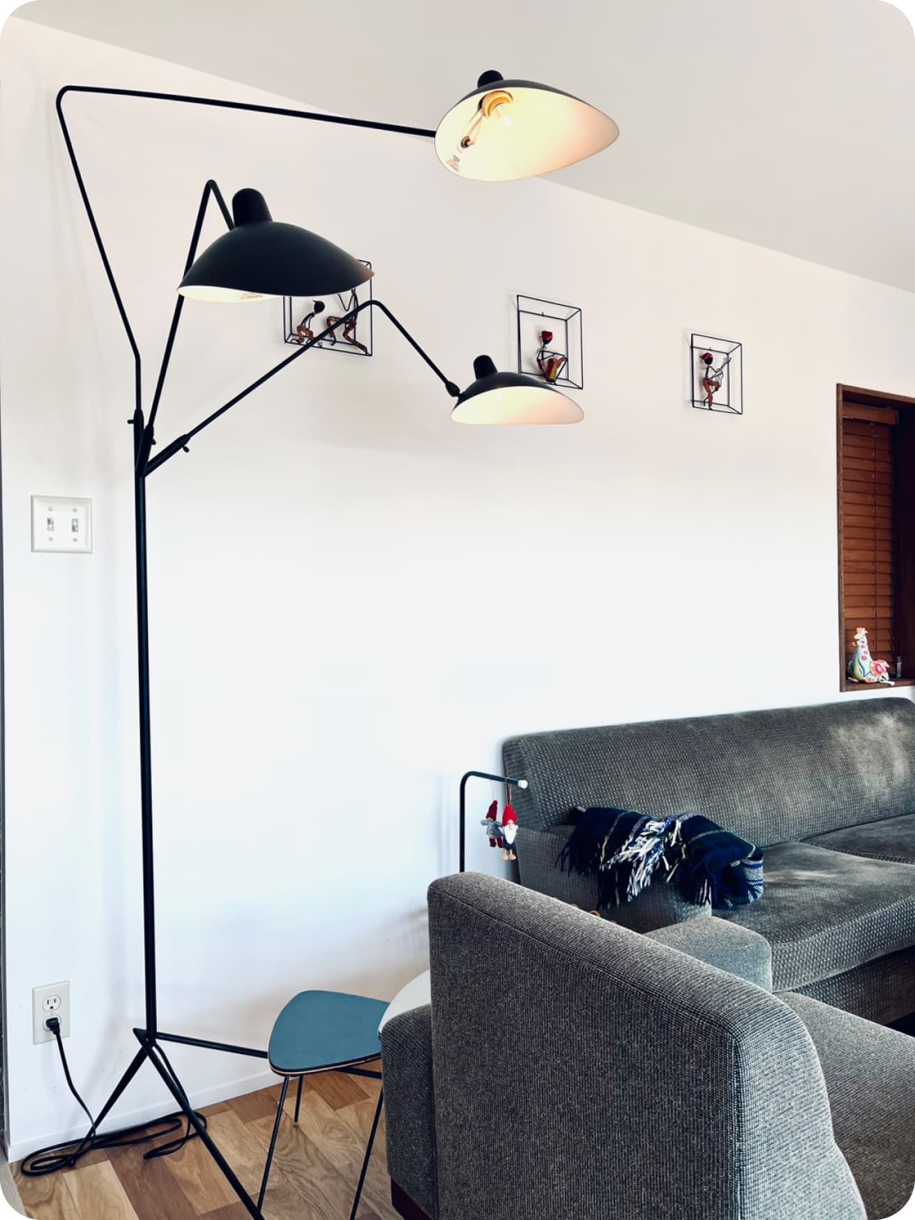 生き物の関節を思わせる細めのアームと大きめのシェードが印象的な《ランパデール トワ ルミエーレ》。