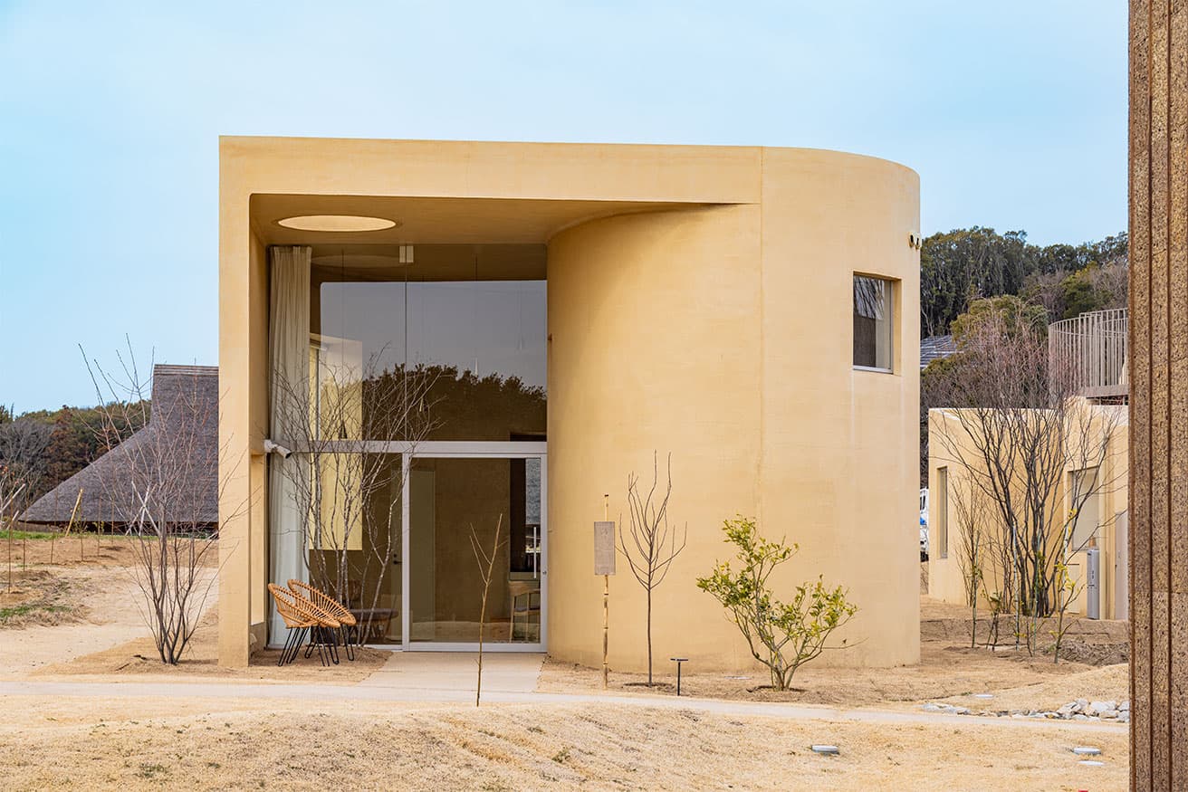 〈渦（うず）の家〉のエントランス。リビングの延長になるような半屋外の空間の先にガラスの引き戸がある。photo_Masaki Iwata+Sou Fujimoto Architects