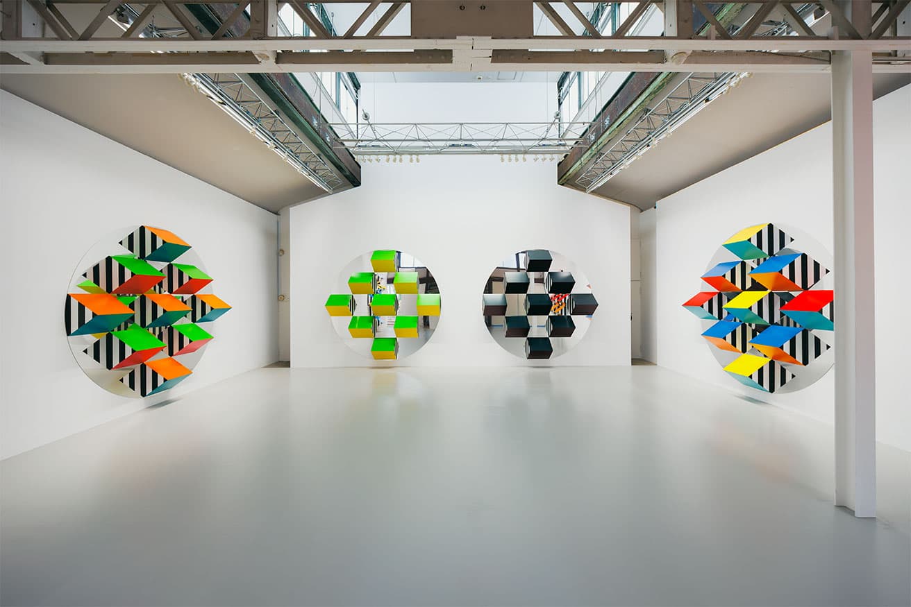 ダニエル・ビュレン「Third Eye, situated works - 知覚の拡張—そこにある眼差し」展示風景。