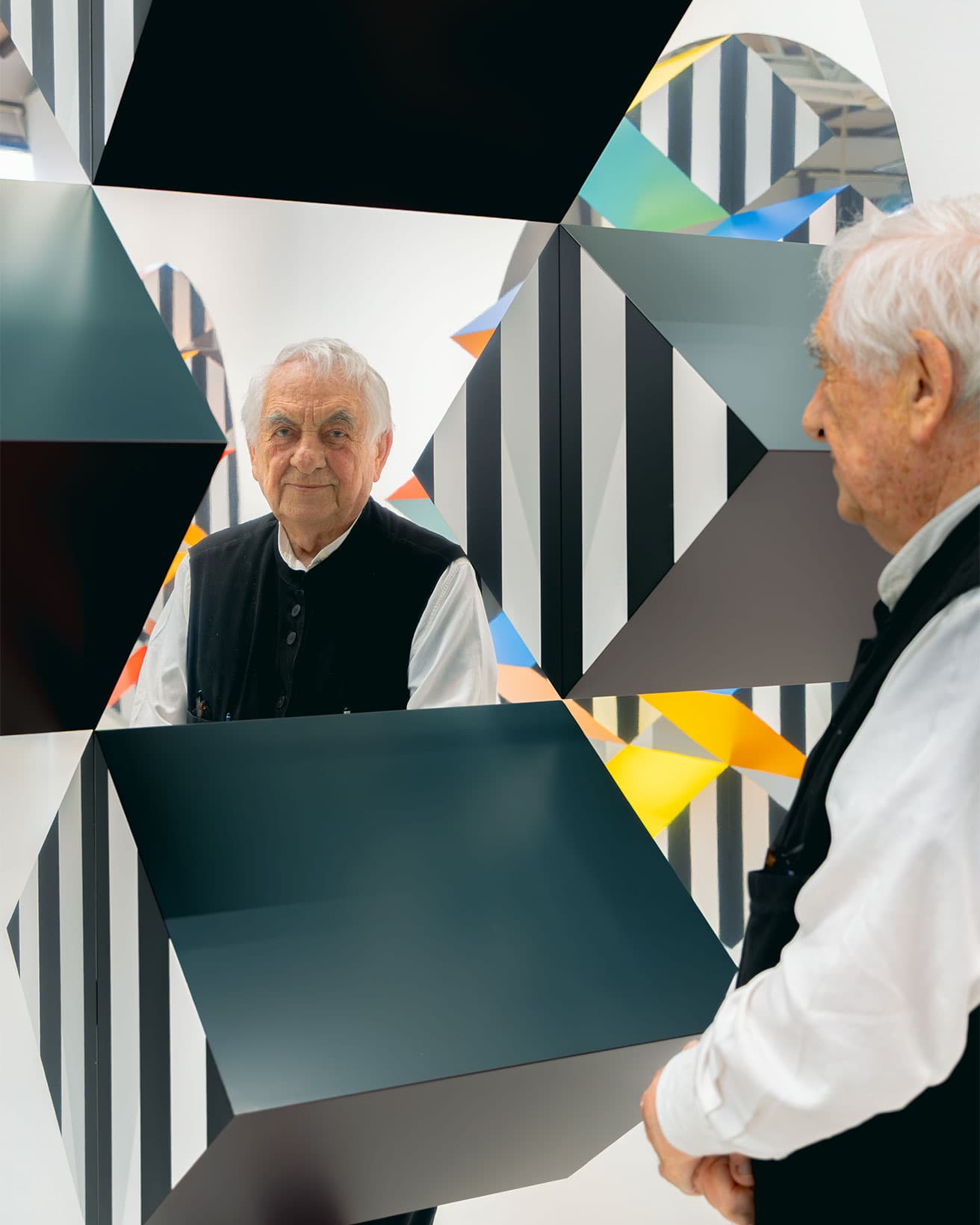 〈SCAI THE BATHHOUSE〉の個展会場でのダニエル・ビュレン。鏡にはさまざまなものが映り込む。