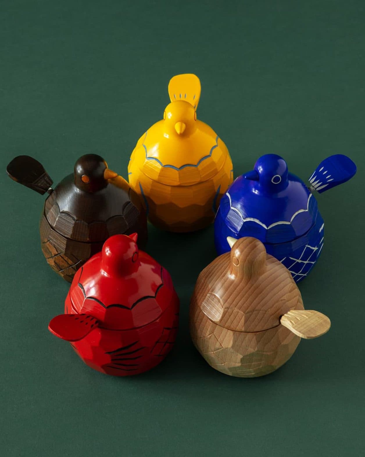 色とりどりの木彫りの鳩が砂糖壺とボンボン入れに。長野県指定の伝統工芸品。