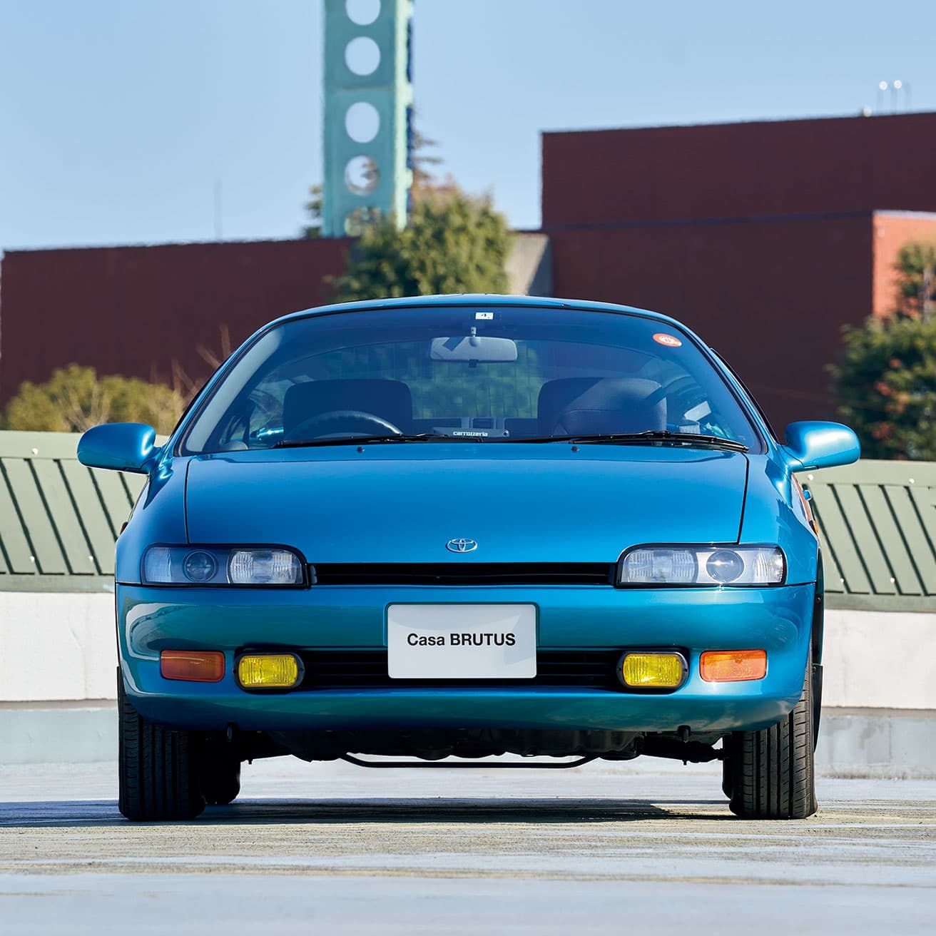 真正面から見るとルーフの丸さが際立つ。全体のディテールはシンプルだ。