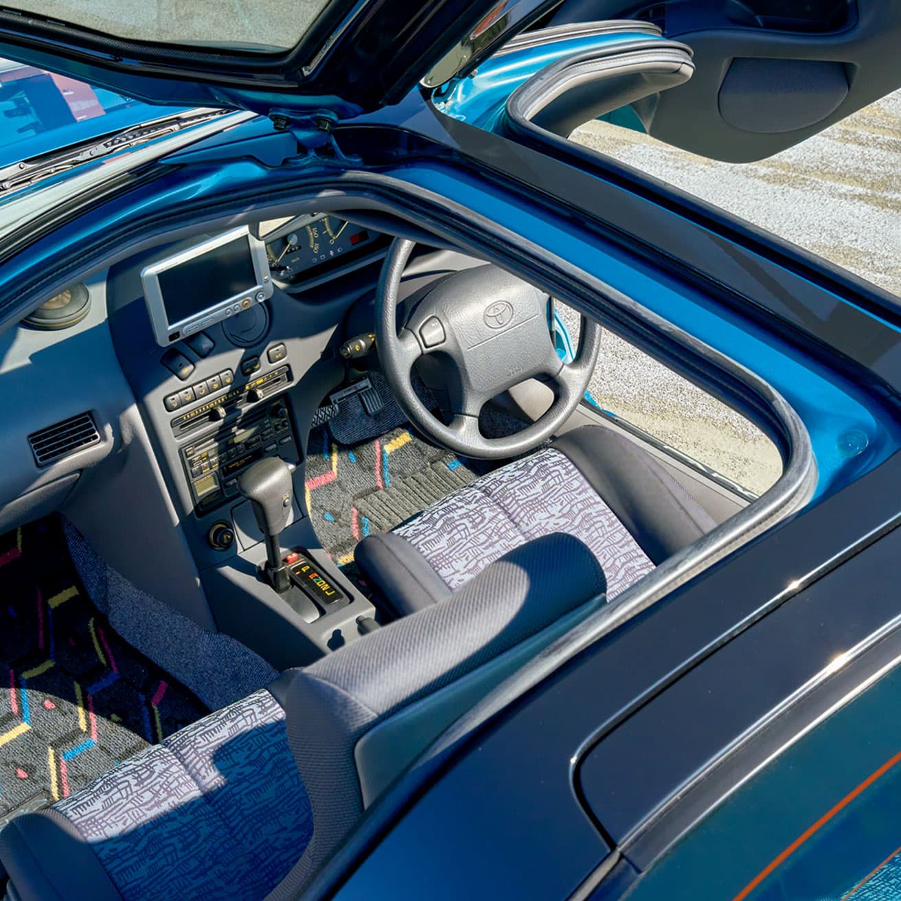 外観に応じた近未来的な雰囲気を持つインテリア。