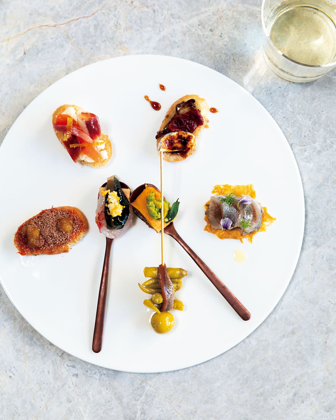 ピンチョス6種。スペインのカバやチャコリをおともに！