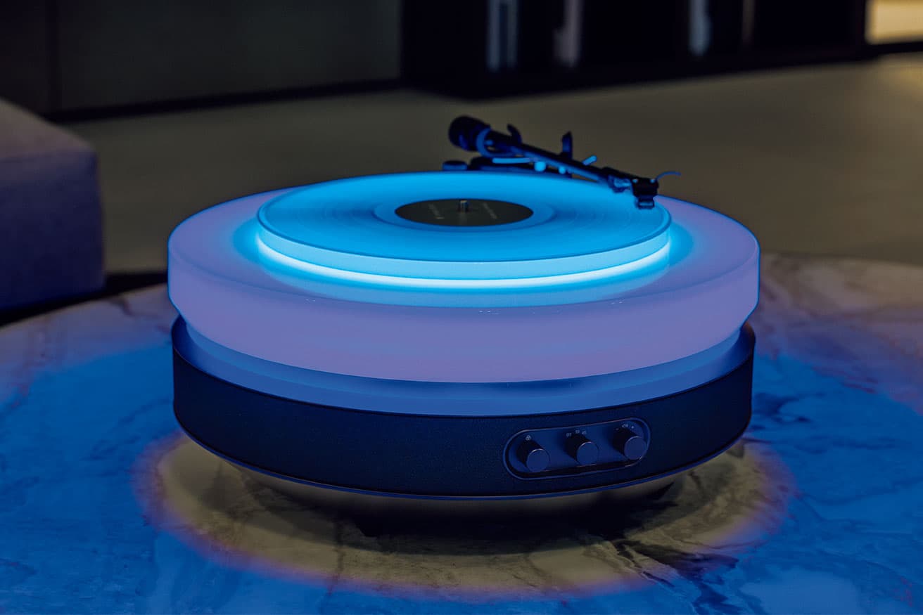 Light in Motion.　回転するプラッターと連動し、20種類のカラーパレットから光がリズムに呼応して空間に広がる。