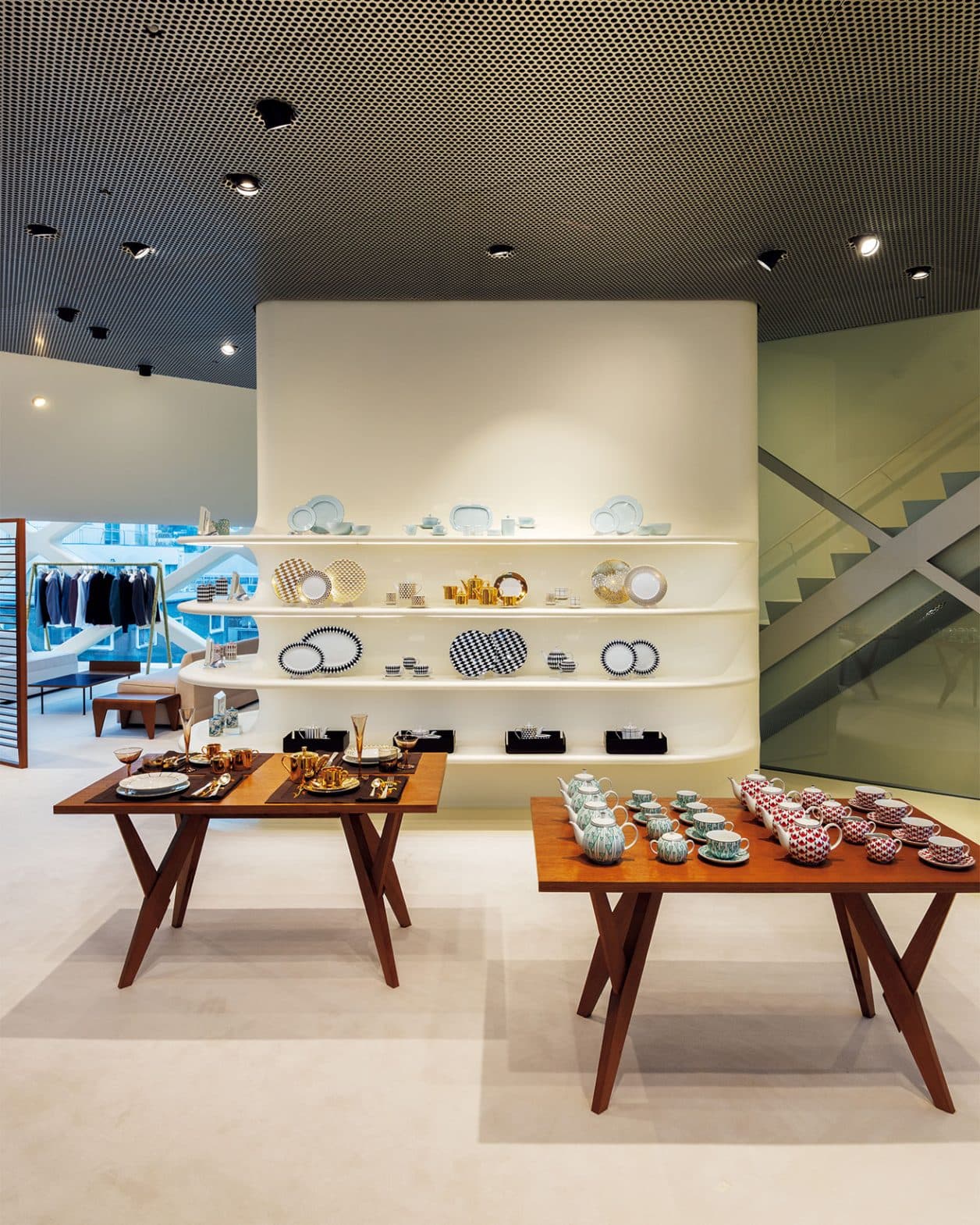 〈プラダ ホーム〉が揃う特別な空間が〈プラダ 青山店〉に完成しました。