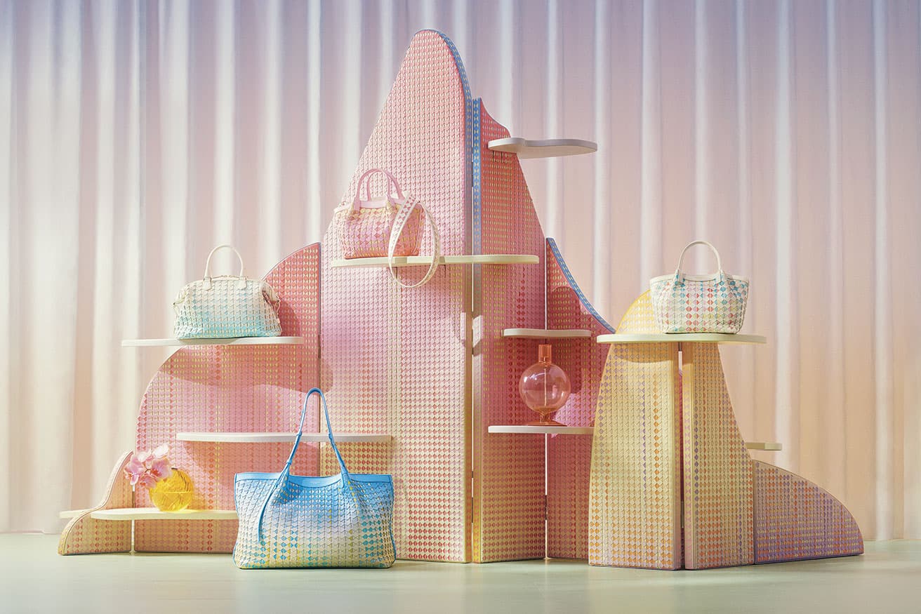 バッグはすべて「ボカシコレクション」。《モザイコ・ボカシ・ランドスケープ》は非売品（以上セラピアン）。　背景のカーテン〈Paper〉1mあたり25,080円（クヴァドラ ジャパン TEL 03 6455 4155）、ピンクのキャンドルホルダー11,000円、イエローのフラワーベース4,620円（共にカッシーナ・イクスシー青山本店 TEL 03 5474 9001）。