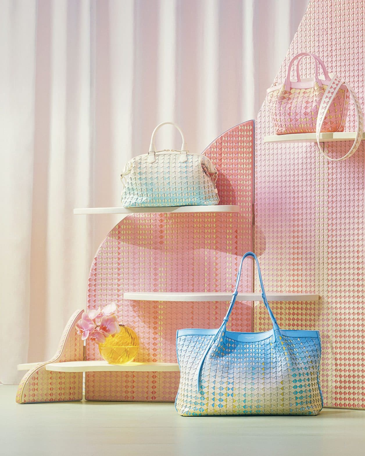 〈セラピアン〉とアーティストがコラボ、木版画のぼかしに着想した新作バッグが登場。