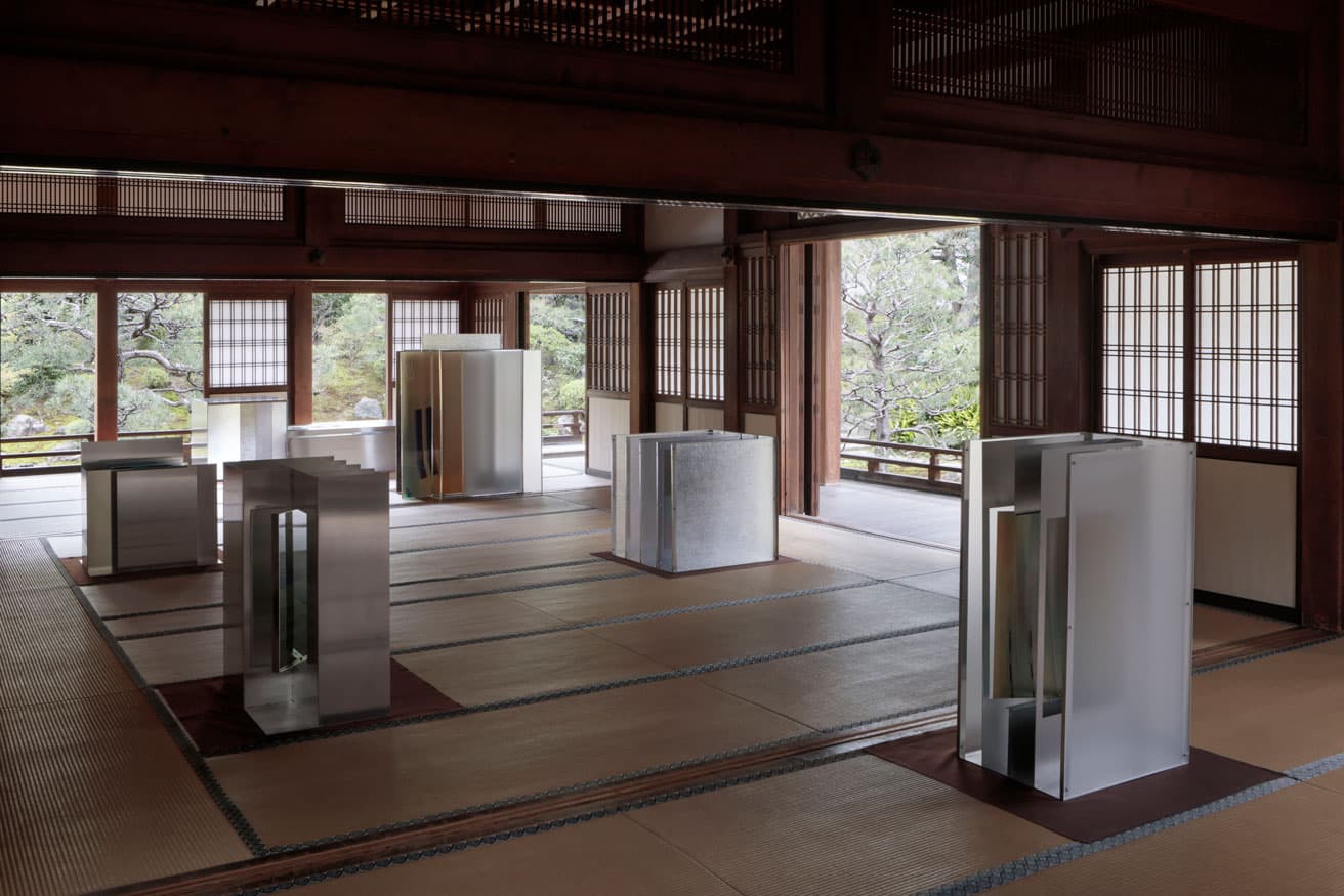 時間や天候によって受ける光が変化することで、展示作品の表情も刻々と変わってゆく。