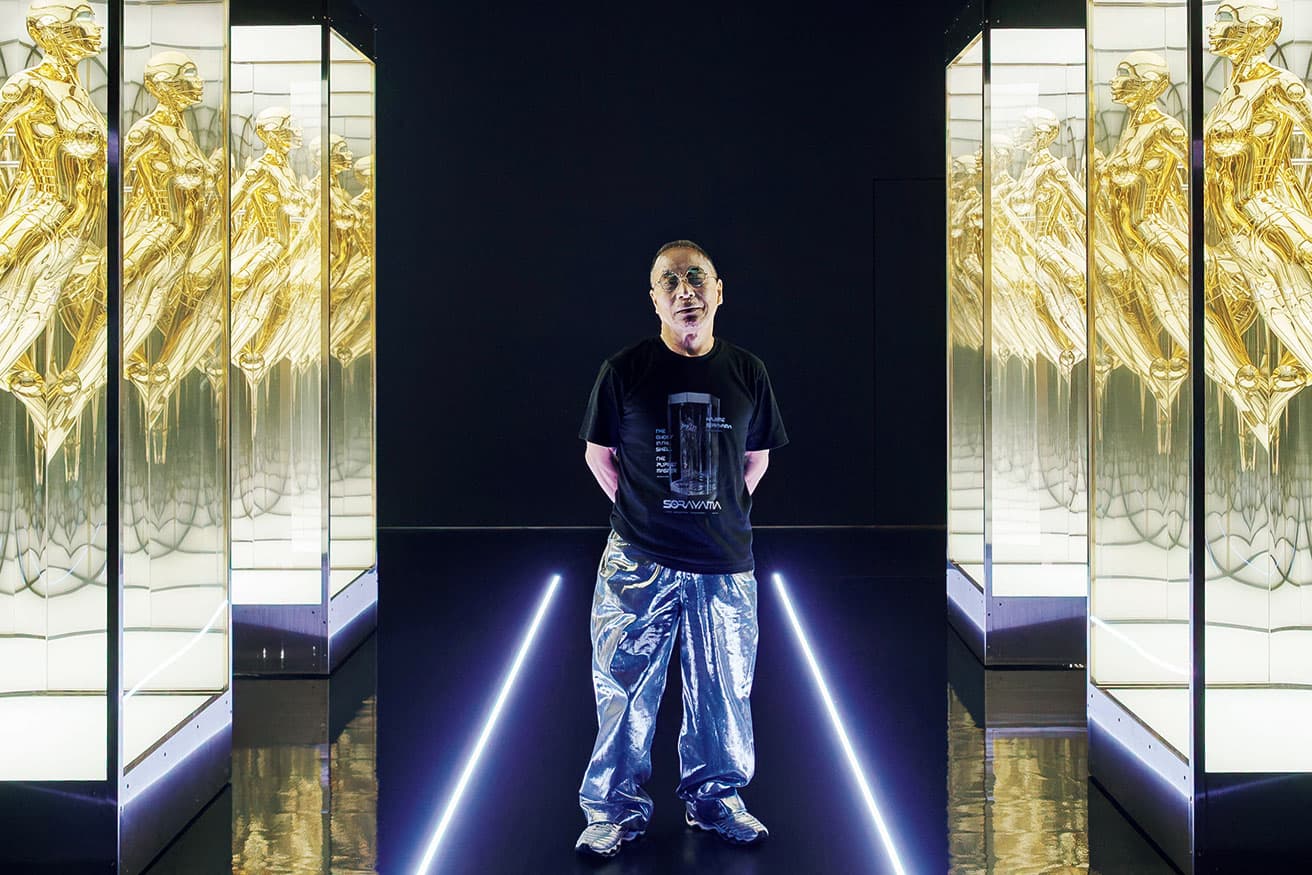 個展『SORAYAMA　光・透明・反射　−TOKYO−』会場で。両脇にはセクシーロボットがショーケースに無限に並ぶかのような《Mirror Maze》が。視覚的な迷宮を作り出す。