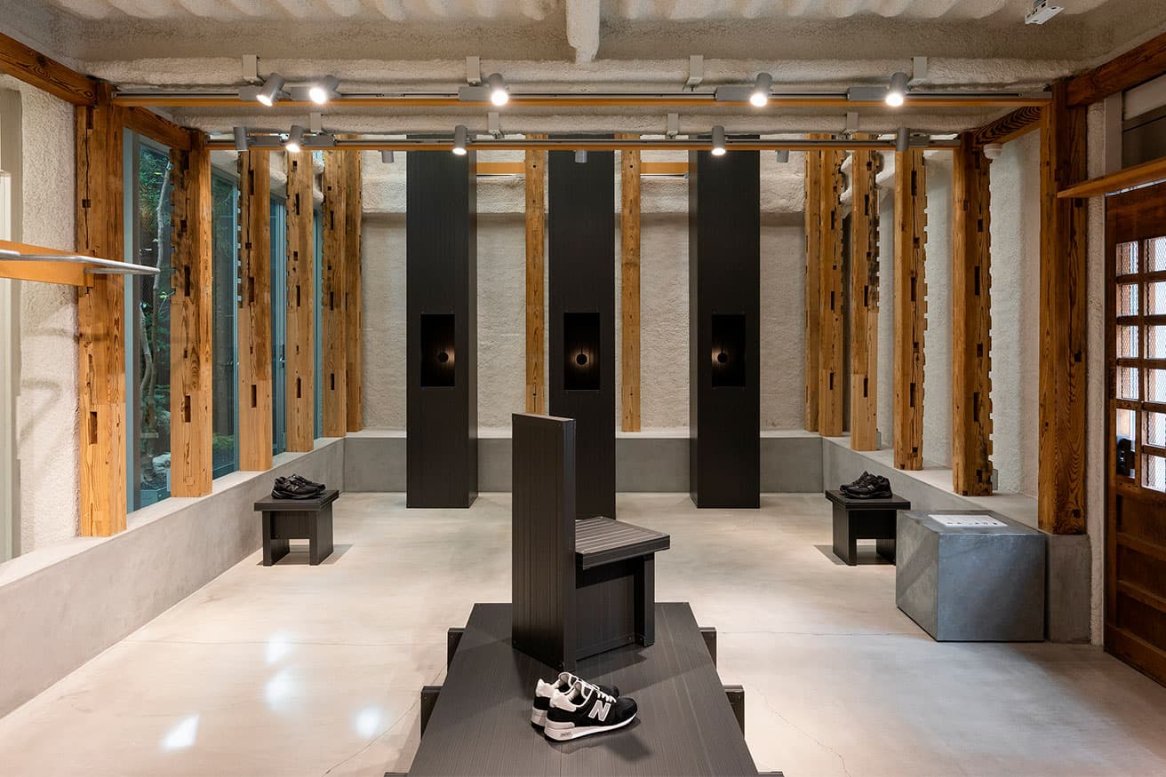 奥に鎮座するのが、「GRANDFATHER CLOCK」。