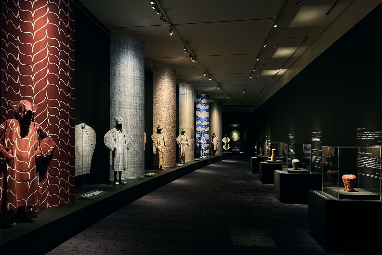 展覧会の会場風景。〈IM MEN〉の最新コレクションと、加守田章二の作品が対峙する。